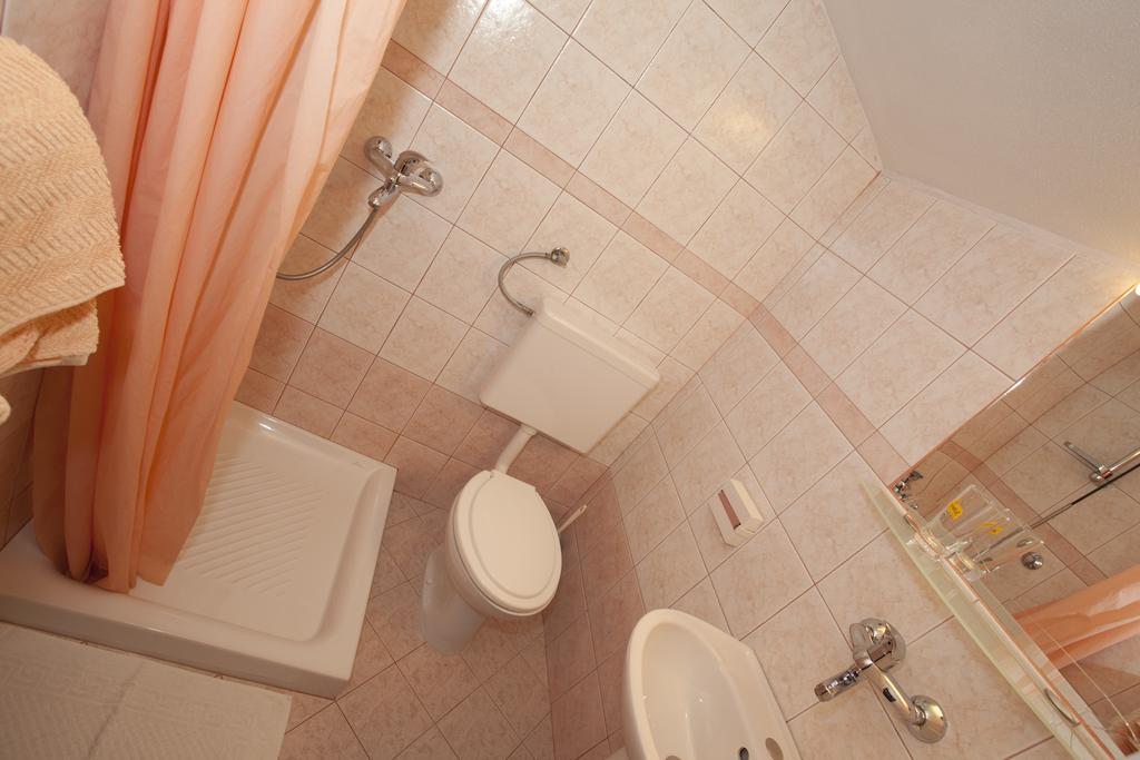 ホテル Pansion Burin バスカ 部屋 写真