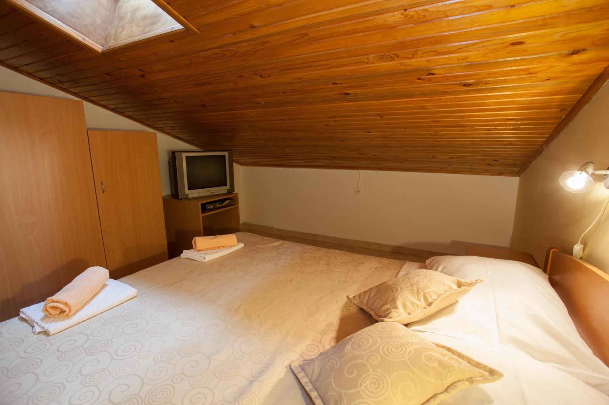 ホテル Pansion Burin バスカ 部屋 写真