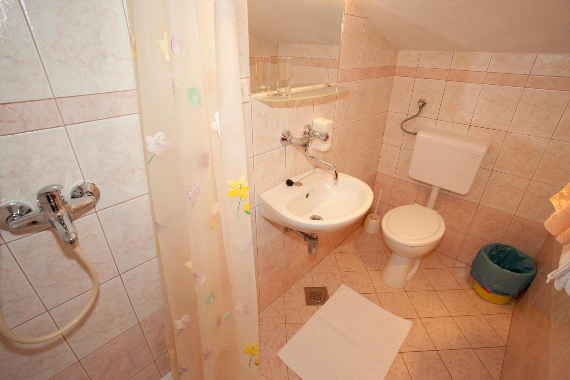 ホテル Pansion Burin バスカ 部屋 写真