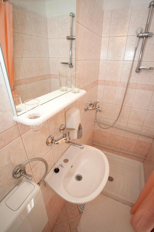 ホテル Pansion Burin バスカ 部屋 写真
